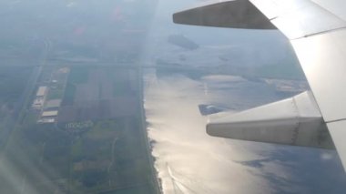 Amsterdam Hollanda yakınlarındaki büyük su kanalının görünümü, kanat arka planda uçak porthole Hollanda