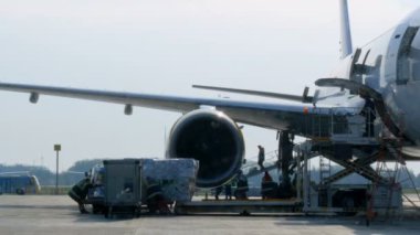 Borispol, Ukrayna - 21 Nisan 2019: Havaalanındaki uçak uçuştan sonra boşaltıldı. Kalkışa hazırlanmak için pistte ki uçak. Uçağın hazırlanması. Kalkıştan önce uçak bakımı.