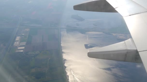Veduta del grande canale d'acqua vicino ad Amsterdam Olanda, Paesi Bassi dall'oblò dell'aeroplano sullo sfondo dell'ala — Video Stock