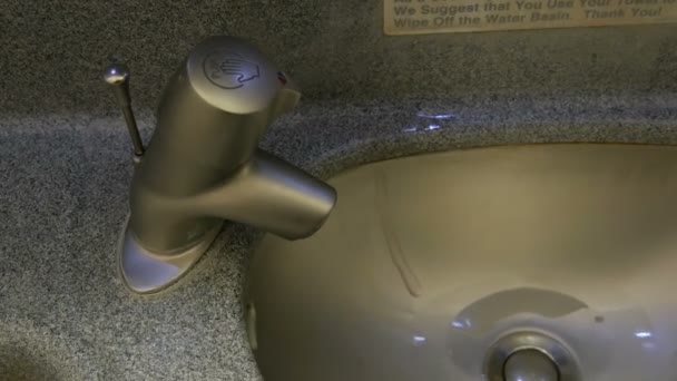 飞机上的旧厕所舱。马桶和冲洗按钮。现代飞机厕所内部 — 图库视频影像
