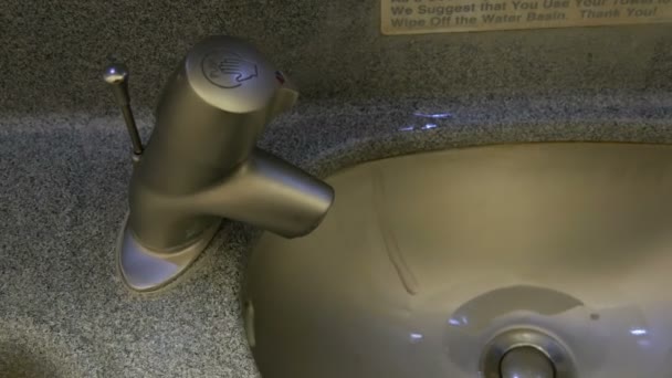 Vieille cabine de toilette dans l'avion. Bouton toilettes et chasse d'eau. Intérieur de la salle de toilette dans l'avion moderne — Video