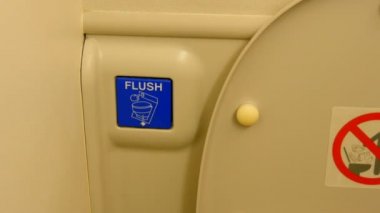 Uçakta ki eski tuvalet kulübesi. Tuvalet ve floş düğmesi. Modern uçak tuvalet odası nın iç