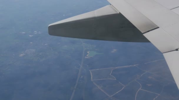 Samolot leci na polach Europy, skrzydło samolotu w iluminator — Wideo stockowe