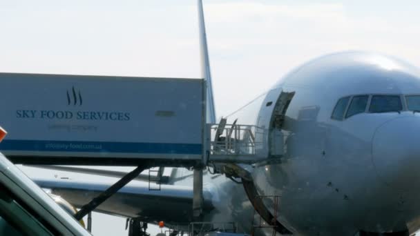 Borispol, Ukraine - 21. April 2019: Das Flugzeug am Flughafen wird nach dem Flug entladen. Flugzeug auf dem Rollfeld, um sich auf den Abflug vorzubereiten. Vorbereitung der Flugzeuge. Wartung der Flugzeuge vor dem Abflug. — Stockvideo