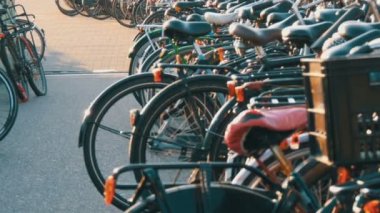 Amsterdam, Hollanda - 21 Nisan 2019: Bisiklet ler için otopark. Birçok farklı bisiklet özel otoparklarda bir sokakta park. Ülkede bisiklet aşırı sorunu