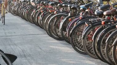 Amsterdam, Hollanda - 21 Nisan 2019: Bisiklet ler için otopark. Birçok farklı bisiklet özel otoparklarda bir sokakta park. Ülkede bisiklet aşırı sorunu
