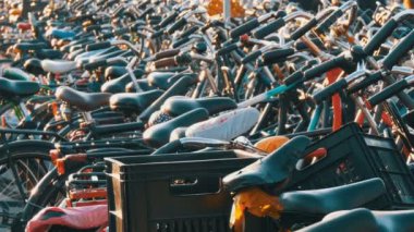 Amsterdam, Hollanda - 21 Nisan 2019: Bisiklet ler için otopark. Birçok farklı bisiklet özel otoparklarda bir sokakta park. Ülkede bisiklet aşırı sorunu