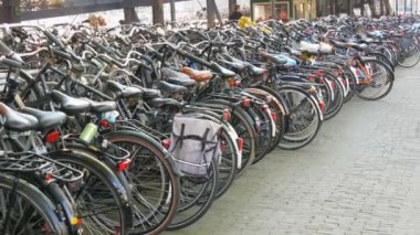 Amsterdam, Hollanda - 21 Nisan 2019: Bisiklet ler için otopark. Birçok farklı bisiklet özel otoparklarda bir sokakta park. Ülkede bisiklet aşırı sorunu