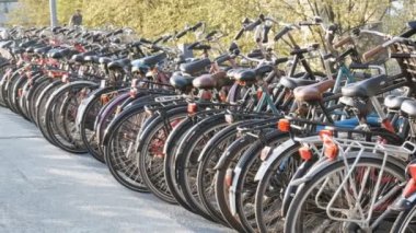 Amsterdam, Hollanda - 21 Nisan 2019: Bisiklet ler için otopark. Birçok farklı bisiklet özel otoparklarda bir sokakta park. Ülkede bisiklet aşırı sorunu