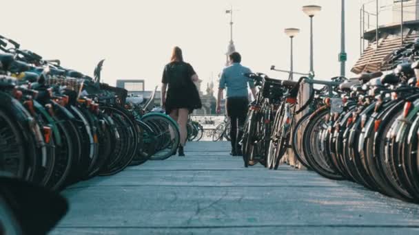 Amsterdam, Hollanda - 21 Nisan 2019: Bisiklet ler için otopark. Birçok farklı bisiklet özel otoparklarda bir sokakta park. Ülkede bisiklet aşırı sorunu — Stok video