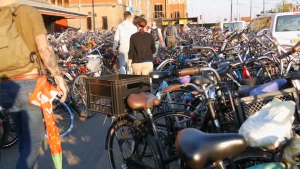 Amsterdam, Nederland-21 april 2019: fietsenstalling. Veel verschillende fietsen geparkeerd op een straat op speciale parkeerplaatsen. Het probleem van de fiets overbelasting in het land — Stockvideo