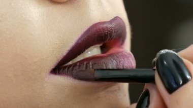 Sulu koyu kırmızı dudaklar profesyonel makyaj sanatçısı tarafından uygulanan özel fırça ruj ve dudak parlatıcı, ile yapılır. Yüksek moda, kız model dudaklar görünümü kadar yakın