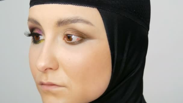 Professionell stylist make-up artist gör ögonmakeup modell. Face modell med kväll makeup närbild — Stockvideo