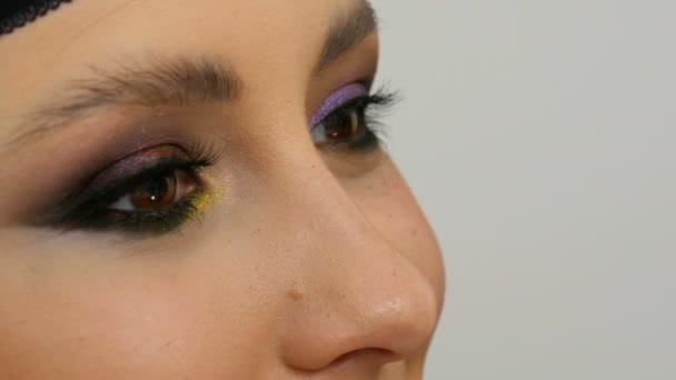 Professional stylist make-up artist makes eye makeup model. Face model with evening makeup close up view — Stock Video