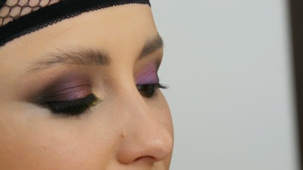 Artista de maquillaje estilista profesional hace modelo de maquillaje de ojos. Modelo de cara con maquillaje de noche vista de cerca — Vídeos de Stock