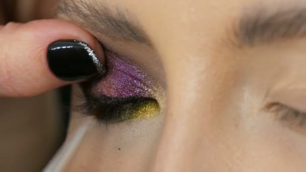 Profesjonalny stylista make-up artysta sprawia, że model makijażu oczu. Model twarzy z makijażem wieczorowym widok z bliska — Wideo stockowe