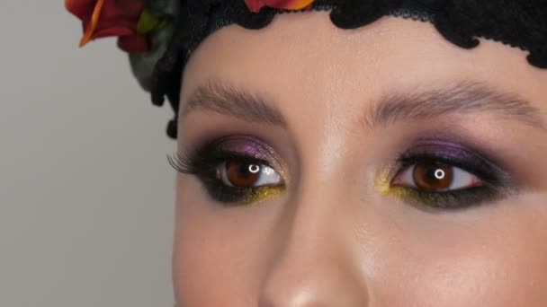 Profi-Model mit wunderschönem Make-up posiert mit schwarzer Mütze und Kranz auf dem Kopf vor der Kamera in dem Bild der schwarzen Witwe. Mode im Trend — Stockvideo