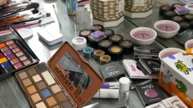 Kamyanskoe, Ukrayna - 16 Mart 2019: Profesyonel kozmetik stüdyoda masaya makyaj sanatçısı ayarlayın. Çok renkli ruj, gölgeler, makyaj moda sektöründe bir temel