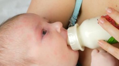 İki aylık bebek anne silah yatıyor ve şişe süt meme emmek