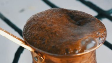 Beyaz gaz sobası üzerinde bakır bir türk kaçak zemin siyah kahve haşlanmış