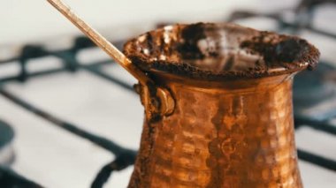 Beyaz gaz sobası üzerinde bakır bir türk kaçak zemin siyah kahve haşlanmış