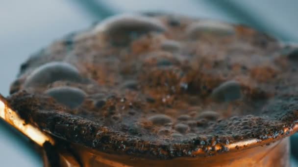 Gotowane od Runaway ziemi czarnej kawy w miedzi Turk na białym kuchenka gazowa bliska widok — Wideo stockowe