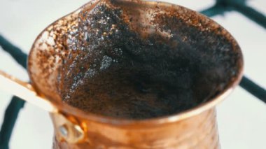 Beyaz gaz sobası üzerinde bakır bir türk kaçak zemin siyah kahve haşlanmış