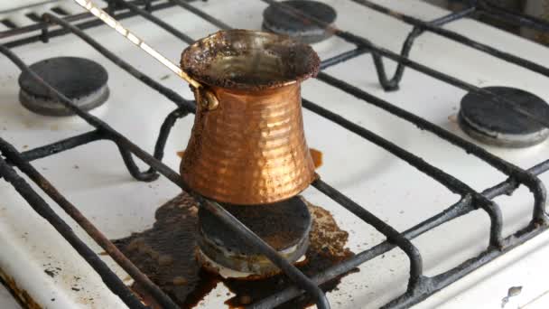 白いガスストーブの銅タークで暴走地面の黒いコーヒーを沸騰 — ストック動画