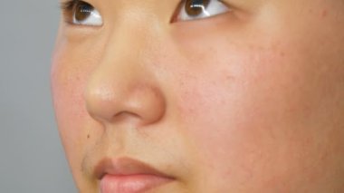 Profesyonel makyaj sanatçısı özel fırça ile Asya Koreli modeller yüz vakıf kapatıcı veya vurgulayıcı uygular