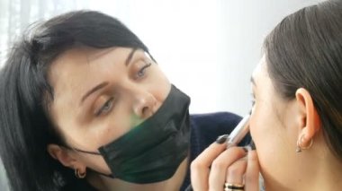 Profesyonel makyaj sanatçısı özel fırça ile Koreli kız Asyalı kadın göz makyajı yapar