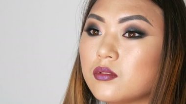 Güzel Asyalı kız manken parlak makyaj profesyonel stüdyoda pozlar ile portresi