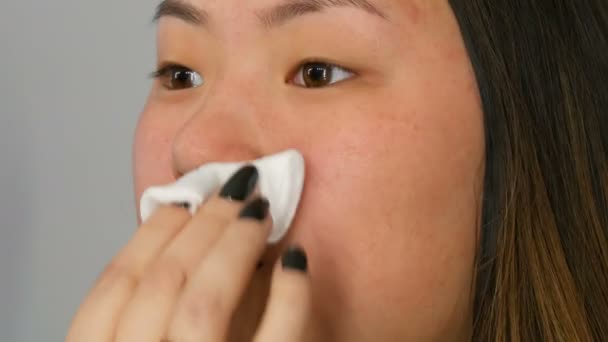Косметолог очищает кожу азиатской корейки в салоне красоты — стоковое видео
