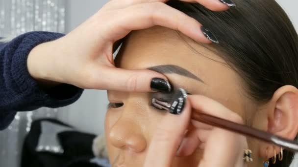 Professionelle Make-up-Artist macht Augen Make-up der Koreanerin asiatische Frau mit speziellen Pinsel — Stockvideo