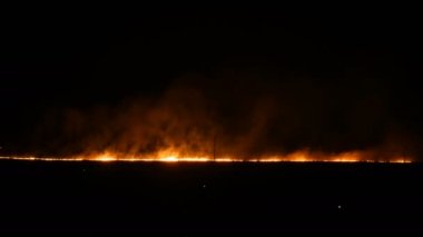 Alanında gece ufukta korkunç vahşi büyük yangın.