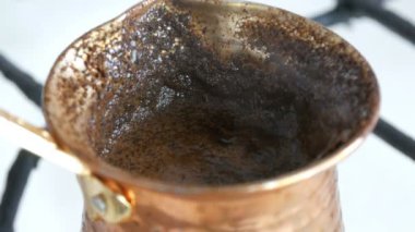 Beyaz gaz sobası üzerinde bakır bir türk kaçak zemin siyah kahve haşlanmış