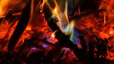 Mistik sihirli gökkuşağı yangın çok renkli alevler renk değiştirir. Şenlik ateşi koyu arka planda birçok renkte yanıyor