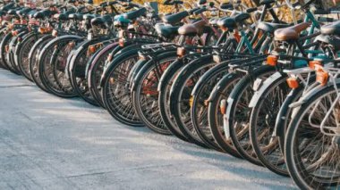 Amsterdam, Hollanda - 21 Nisan 2019: Bisiklet ler için otopark. Birçok farklı bisiklet özel otoparklarda bir sokakta park. Ülkede bisiklet aşırı sorunu