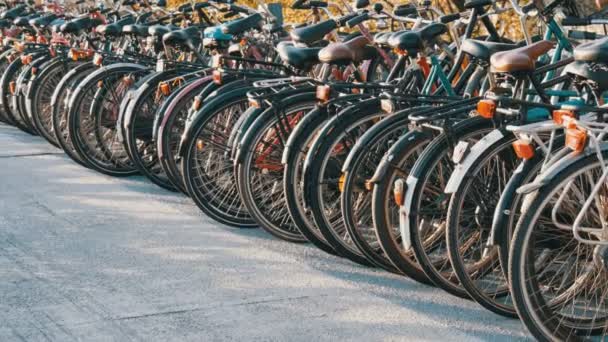 Amsterdam, Paesi Bassi - 21 aprile 2019: Parcheggio per biciclette. Molte biciclette diverse parcheggiate in una strada in parcheggi speciali. Il problema del sovraccarico di biciclette nel paese — Video Stock