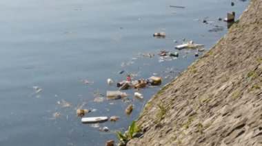 Amsterdam, Hollanda - 21 Nisan 2019: Hollanda'nın başkenti Amsterdam'ın set nehir kanalında çok sayıda çöp, plastik şişe ve kağıt yüzer