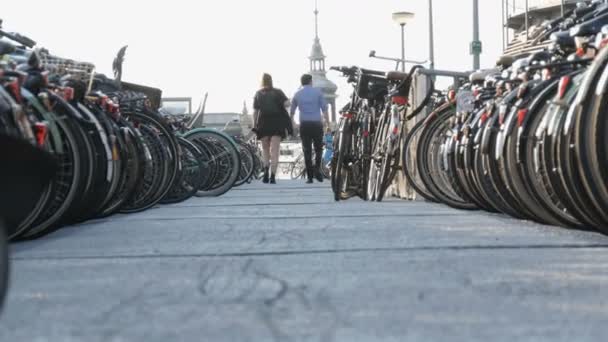 Amsterdam, Nederländerna-april 21, 2019: parkering för cyklar. Många olika cyklar parkerade på en gata i speciella parkeringsplatser. Problemet med cykel överbelastning i landet — Stockvideo