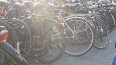 Amsterdam, Hollanda - 21 Nisan 2019: Bisiklet ler için otopark. Birçok farklı bisiklet özel otoparklarda bir sokakta park. Ülkede bisiklet aşırı sorunu