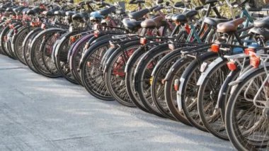 Amsterdam, Hollanda - 21 Nisan 2019: Bisiklet ler için otopark. Birçok farklı bisiklet özel otoparklarda bir sokakta park. Ülkede bisiklet aşırı sorunu
