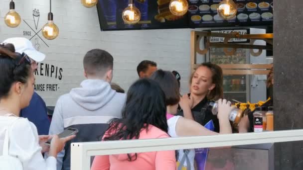 Amsterdam, Nederland-21 april 2019: Fast food café waar mensen friet aardappel kopen — Stockvideo