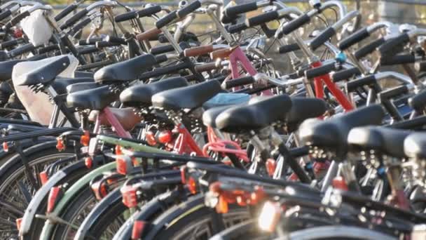 Amsterdam, Nederland-21 april 2019: fietsenstalling. Veel verschillende fietsen geparkeerd op een straat op speciale parkeerplaatsen. Het probleem van de fiets overbelasting in het land — Stockvideo