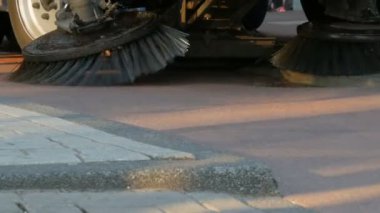 Amsterdam, Hollanda - 21 Nisan 2019: Özel temizlik makinesi sokak çöplerini temizliyor. Şehir servisi. Sokak süpürme makinesi