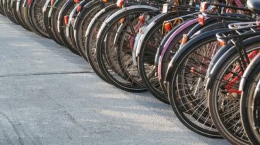 Amsterdam, Hollanda - 21 Nisan 2019: Bisiklet ler için otopark. Birçok farklı bisiklet özel otoparklarda bir sokakta park. Ülkede bisiklet aşırı sorunu