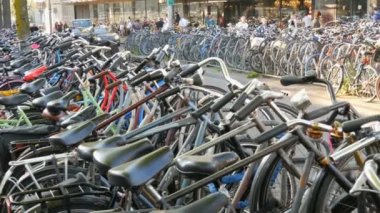 Amsterdam, Hollanda - 21 Nisan 2019: Bisiklet ler için otopark. Birçok farklı bisiklet özel otoparklarda bir sokakta park. Ülkede bisiklet aşırı sorunu