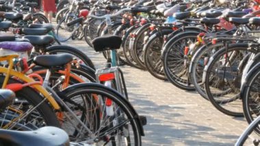 Amsterdam, Hollanda - 21 Nisan 2019: Bisiklet ler için otopark. Birçok farklı bisiklet özel otoparklarda bir sokakta park. Ülkede bisiklet aşırı sorunu