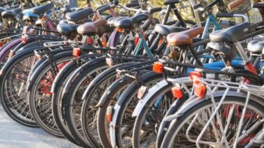 Amsterdam, Hollanda - 21 Nisan 2019: Bisiklet ler için otopark. Birçok farklı bisiklet özel otoparklarda bir sokakta park. Ülkede bisiklet aşırı sorunu