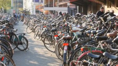 Amsterdam, Hollanda - 21 Nisan 2019: Bisiklet ler için otopark. Birçok farklı bisiklet özel otoparklarda bir sokakta park. Ülkede bisiklet aşırı sorunu